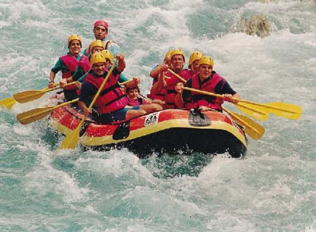 El siempre popular rafting de aguas blancas 